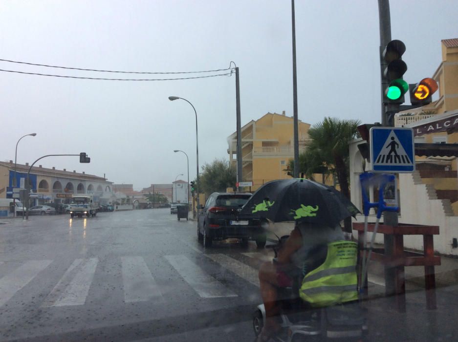 Las lluvias han anegado esta mañana muchas calles de Dénia.