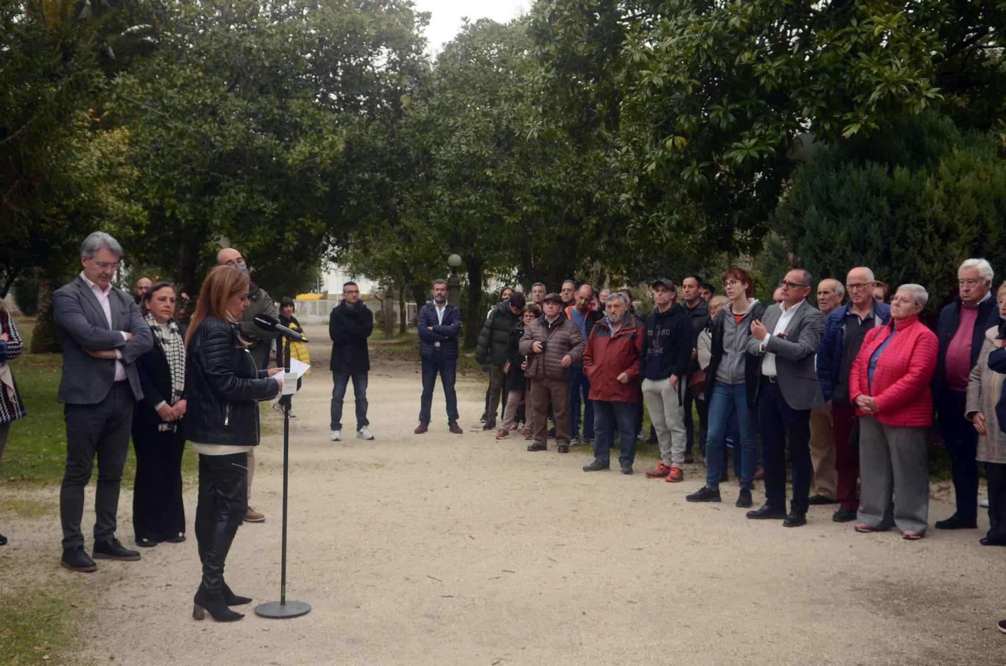 Así fue la inauguración de la escultura que recuerda al burro que descubrió las aguas termales de A Toxa.