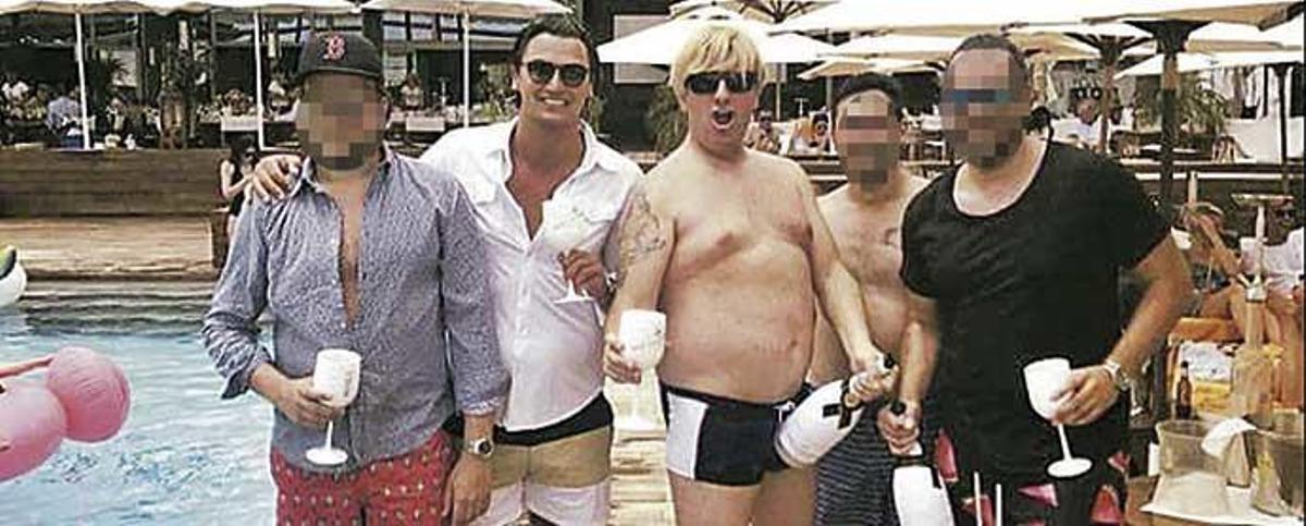 Los principales condenados por la estafa de Lujo Casa, Michele Pilato, segundo por la izquierda, y Carlos García, tercero, en un local de ocio de la isla.