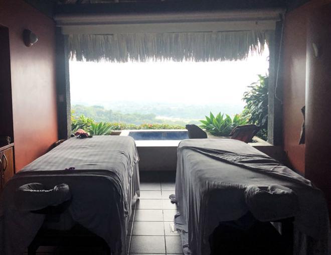 Cabina doble de masaje y jacuzzi con vistas a Alajuela