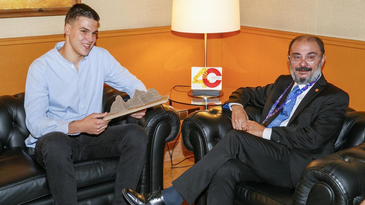 El presidente de Aragón recibe al jugador de la selección española de baloncesto y del Valencia Basket Jaime Pradilla