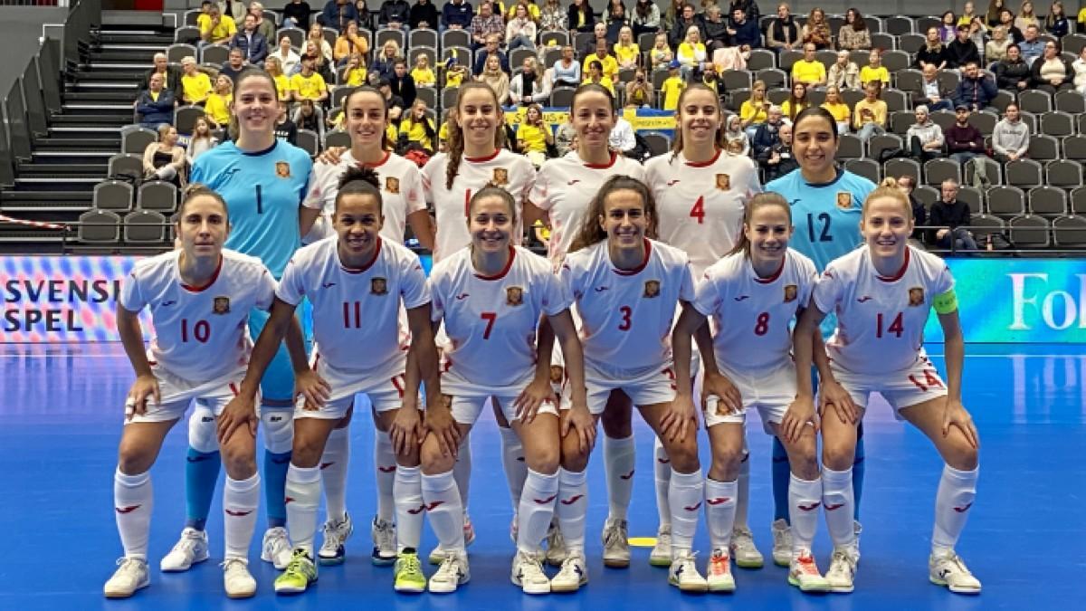 Las jugadoras de la selección española, antes de golear por 0-7 a Suecia