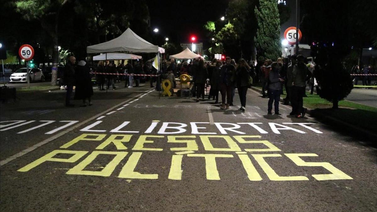 Pintadas en la calzada en la avenida de Roma, en Tarragona, en la acción convocada por Tsunami Democràtic