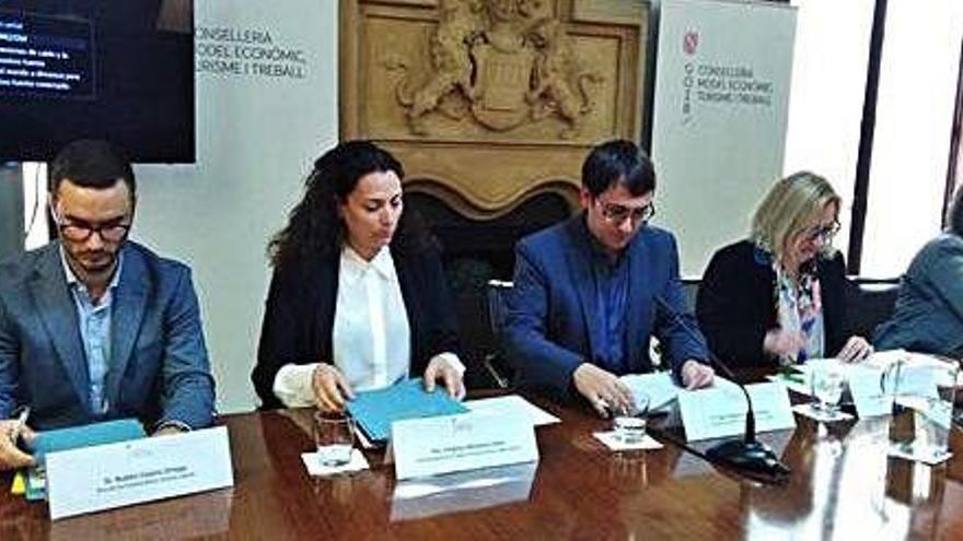 Negueruela, en medio, durante la rueda de prensa.