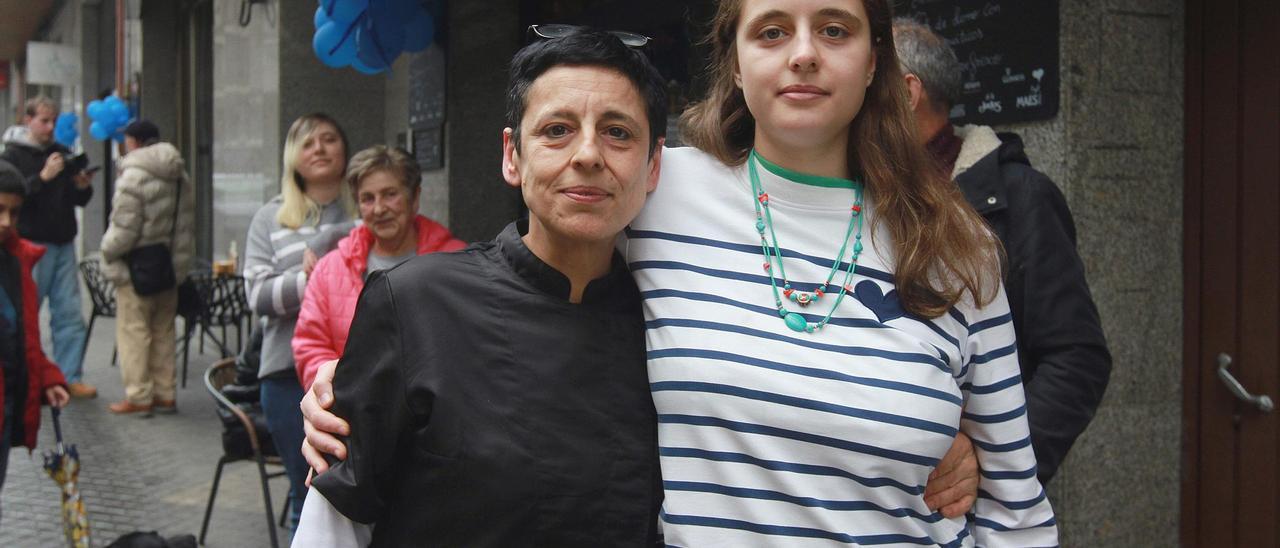Ana López, con su hija Alicia Benetton, antes del inicio del acto en el local de As Lagoas.