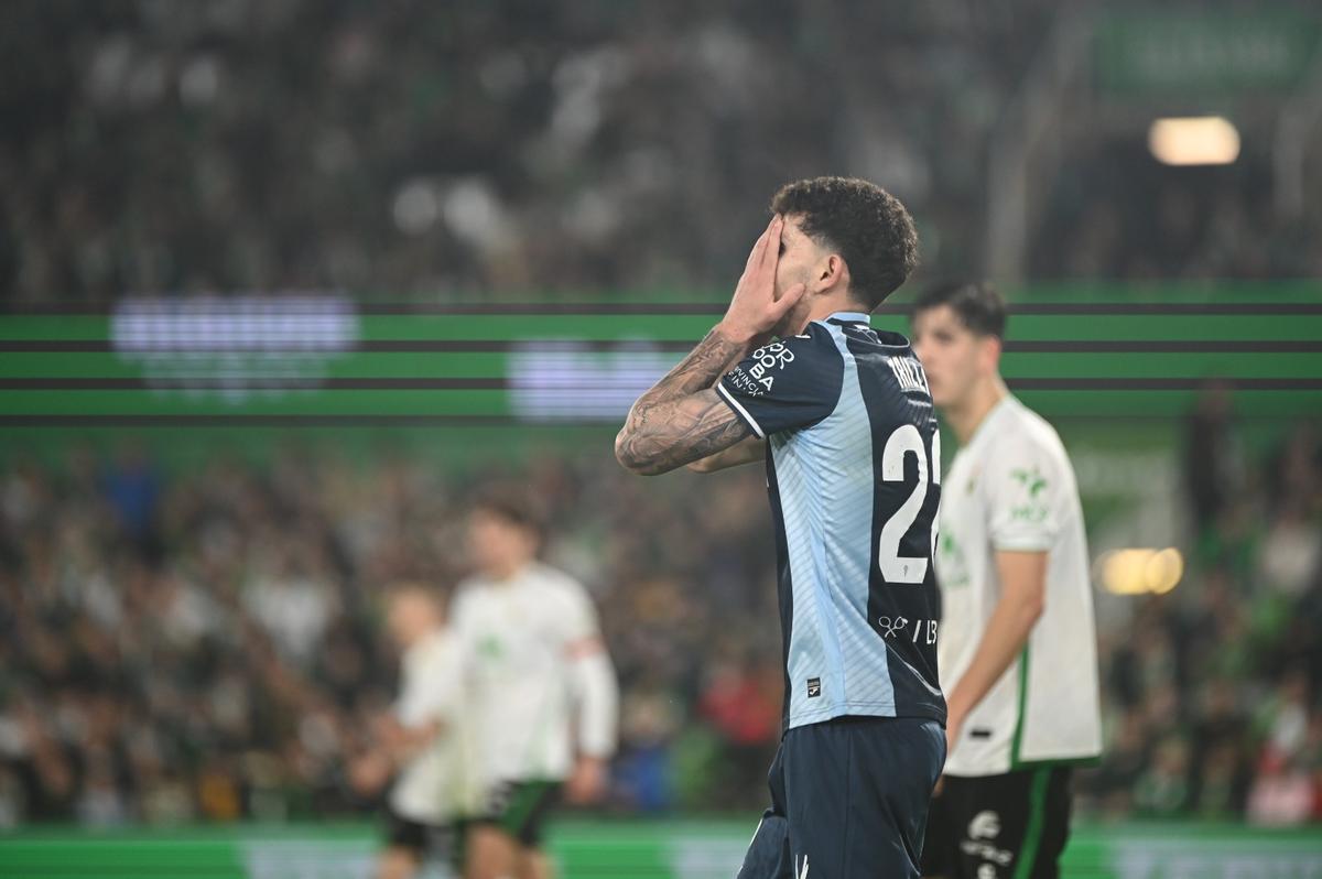 Álvaro Trilli se lamenta tras una acción del Racing de Santander-Córdoba CF.