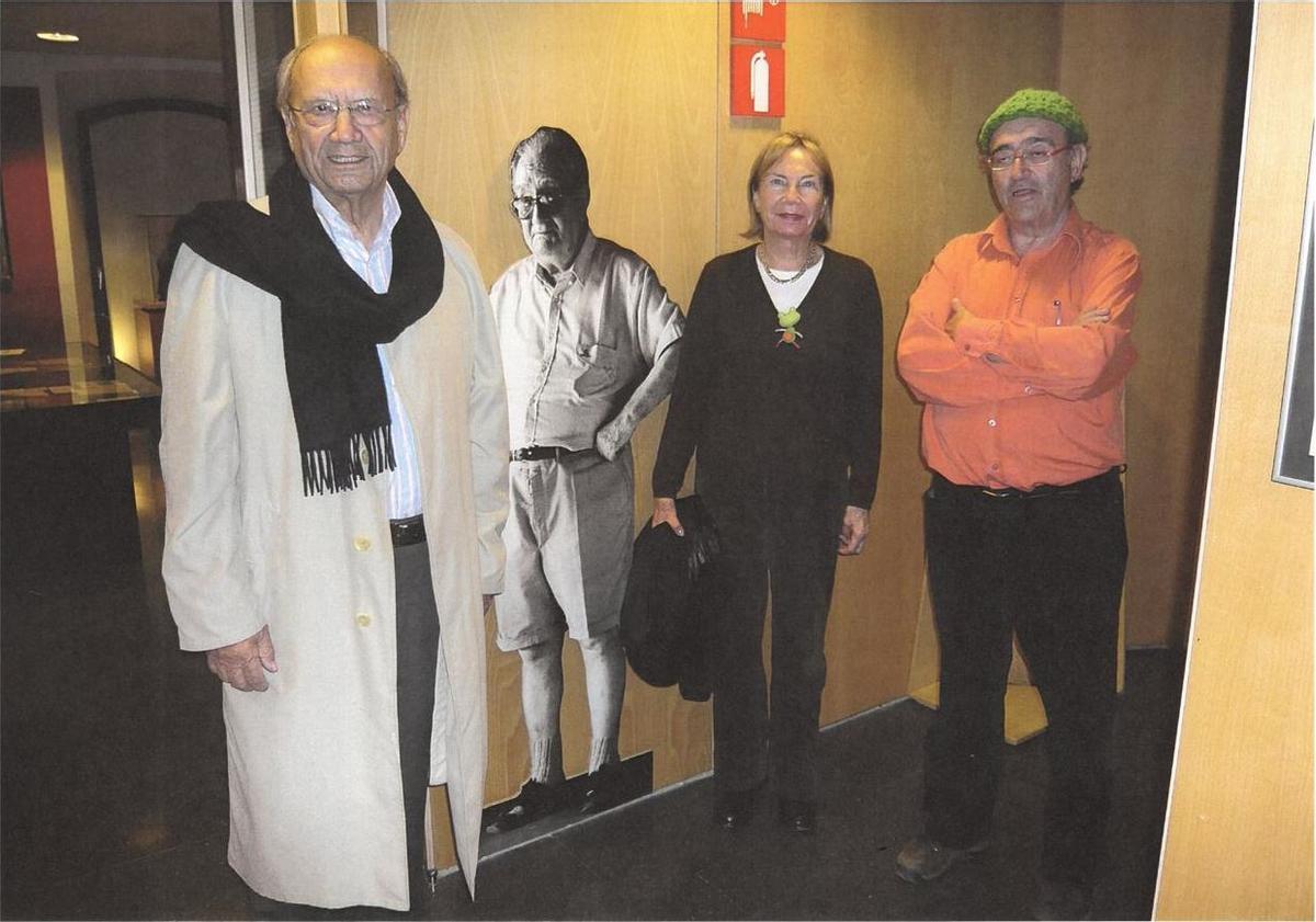 Pere Portabella i la seva dona amb el músic Carles Santos, en una visita al Museu del Joguet, l'any 2008.