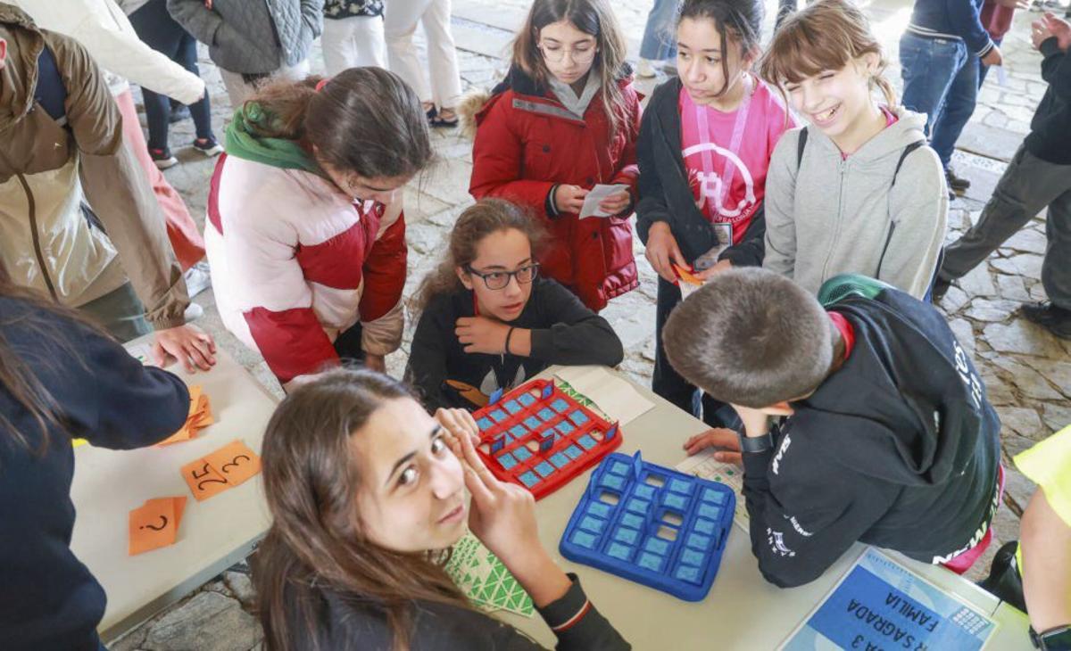 Estudantes durante un dos retos. | IÑAKI ABELLA