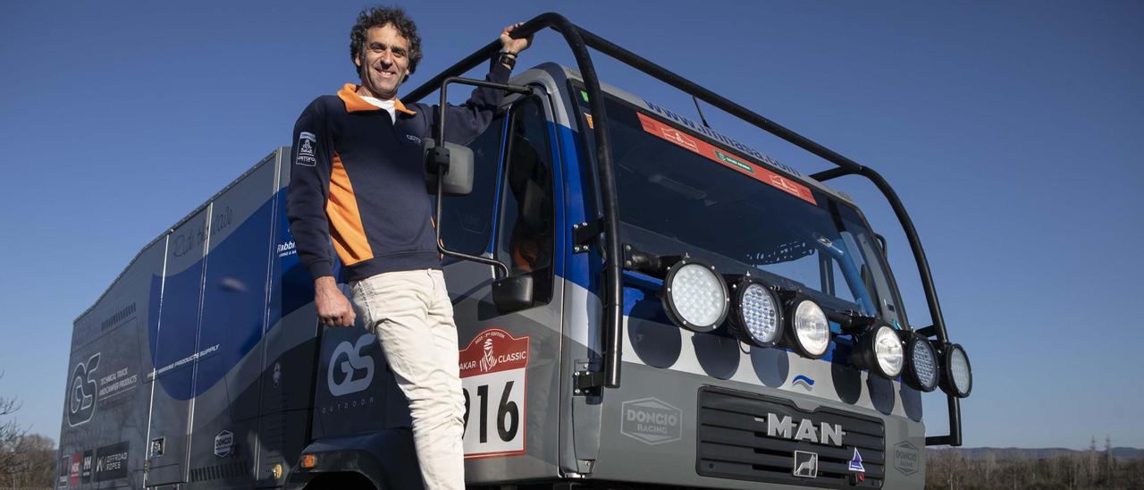 Albert Soler, enfilat en un camió similar als que competeixen al Dakar