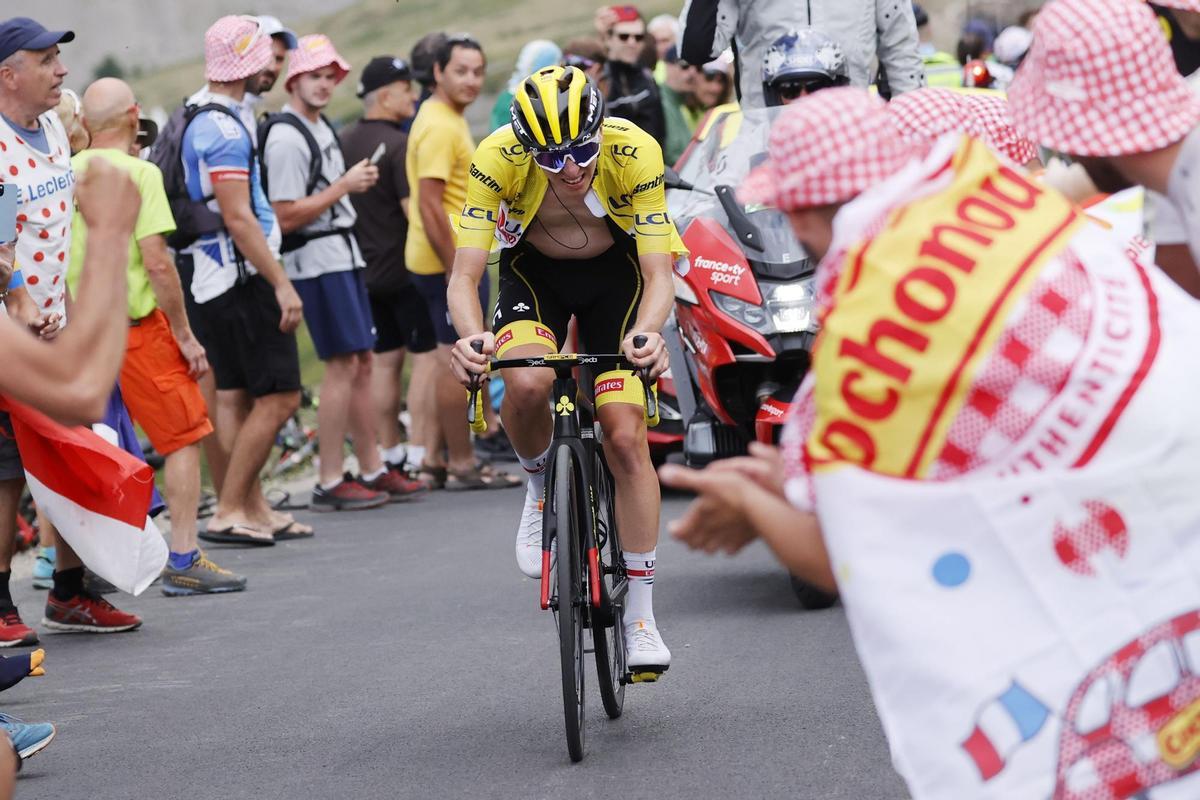 Saint-chaffrey (France), 13/07/2022.- The Yellow Jersey Slovenian rider Tadej Pogacar of UAE Team Emirates in action during the 11th stage of the Tour de France 2022 over 151.7km from Albertville to the Col du Granon Serre Chevalier in the commune of Saint-Chaffrey, France, 13 July 2022. (Ciclismo, Francia, Eslovenia) EFE/EPA/YOAN VALAT