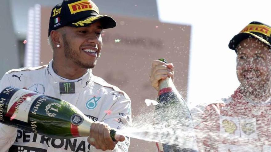 Hamilton celebra su triunfo en el podio.