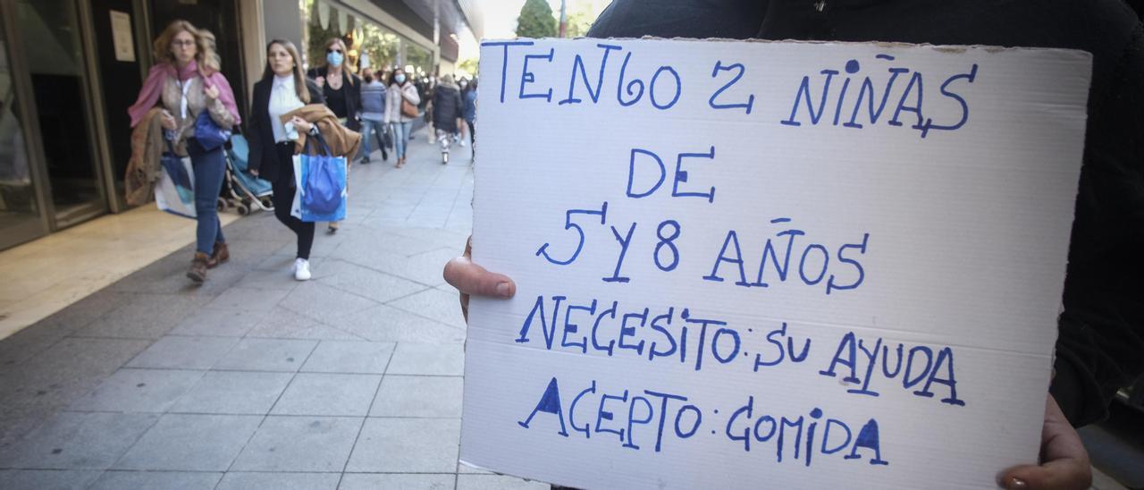 Una persona pide ayuda en una céntrica calle de Alicante