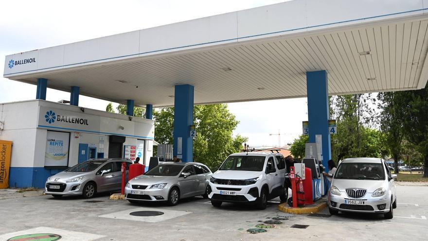 Todos los surtidores ocupados en la estación de servicio Ballenoil, en Monte Porreiro.