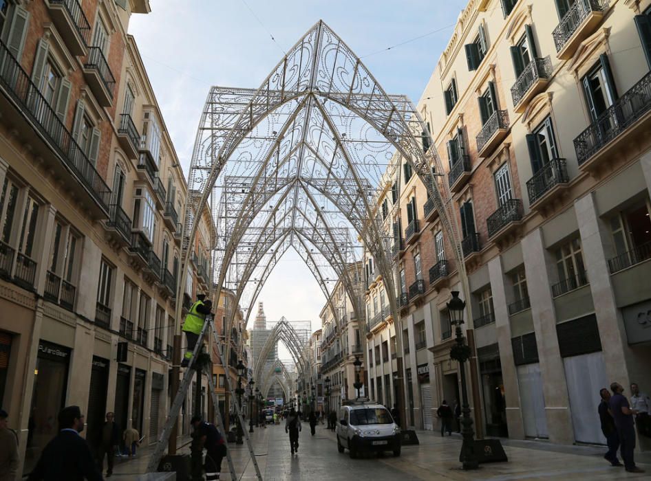 Las luces de Navidad de la calle Larios son actualmente un atractivo turístico de la ciudad por el espectáculo de luz y sonido que las acompañan desde hace ya algunos años, pero no siempre fue así...