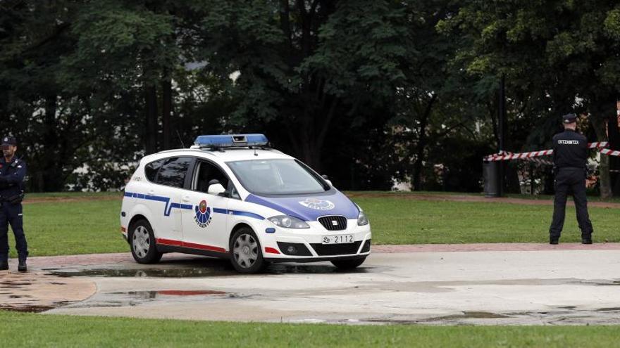 Agentes de la Ertzaintza custodian la zona en el parque de Etxebarria donde se ha producido la agresión