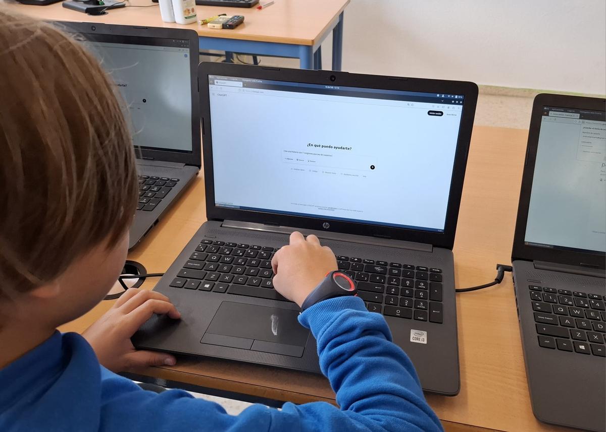 Un estudiante de Primaria trabaja con IA en Málaga.
