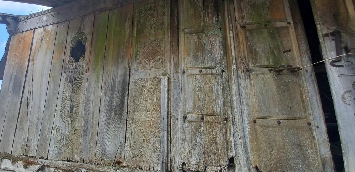 La "panera confesionario" de Ables, las singulares tallas de Llanera que cuentan más de 120 años