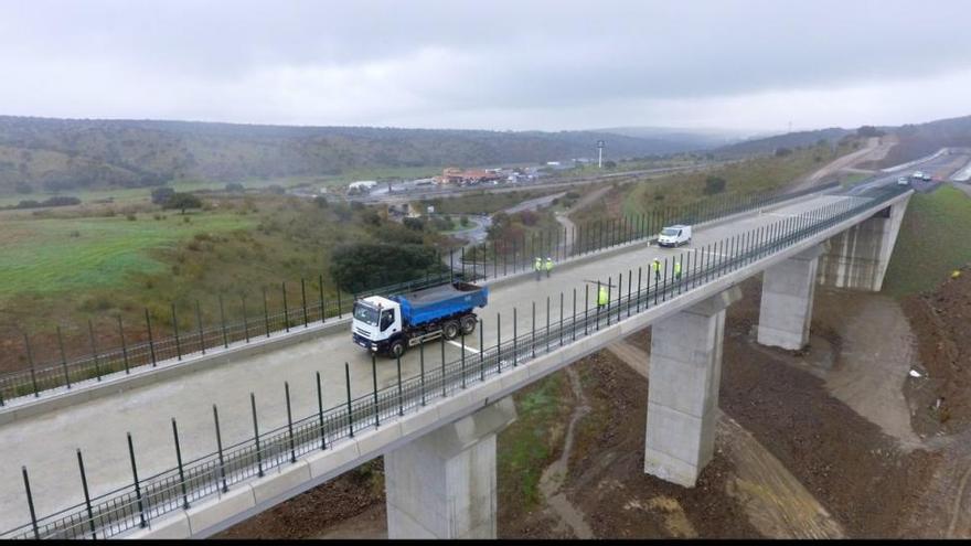 Adif realiza la prueba de carga los cuatro viaductos del tramo Arroyo de la Charca-Grimaldo de alta velocidad