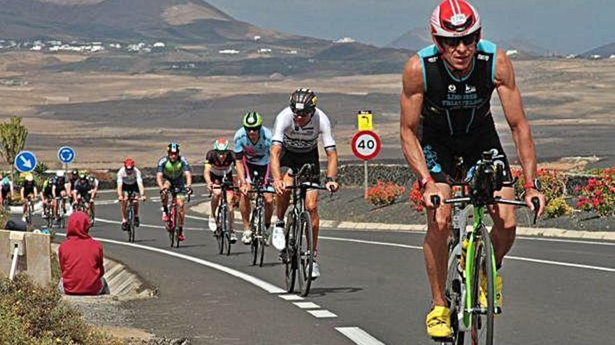 Participantes del Ironman en la prueba ciclista del pasado año.