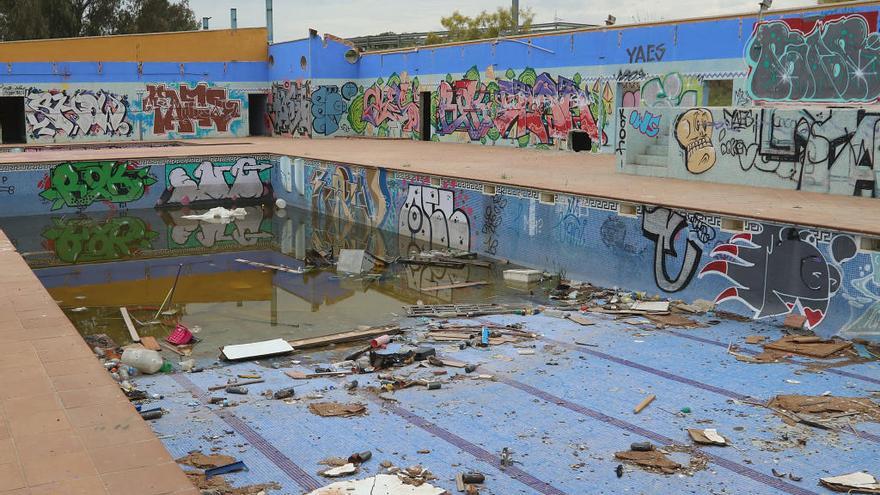 Estado de la piscina de calle Fausto, en Campanillas, en mayo de 2018, cuando La Opinión acompañó a visitar las instalaciones a la asociación de vecinos.