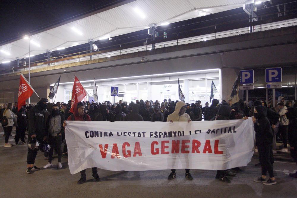 Protesta dels CDR a Girona en el marc de la vaga general
