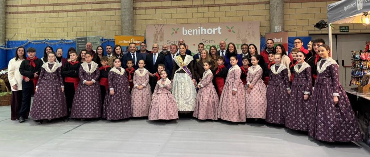 Foto de grupo durante la celebración de la feria en el municipio.