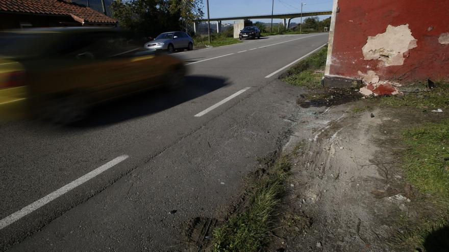 Fallece un motorista de 40 años tras salirse de la vía y colisionar contra una casa en Soto del Barco