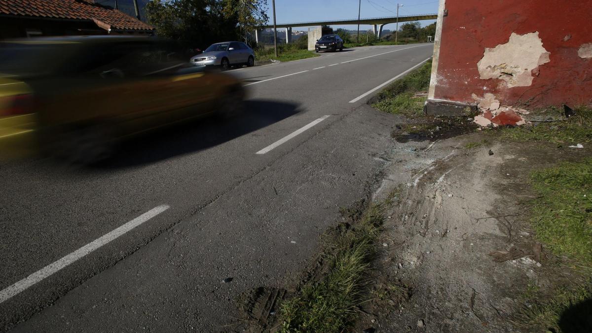 La pared de la casa donde se produjo el accidente mortal, con un desconchado de un siniestro anterior.q