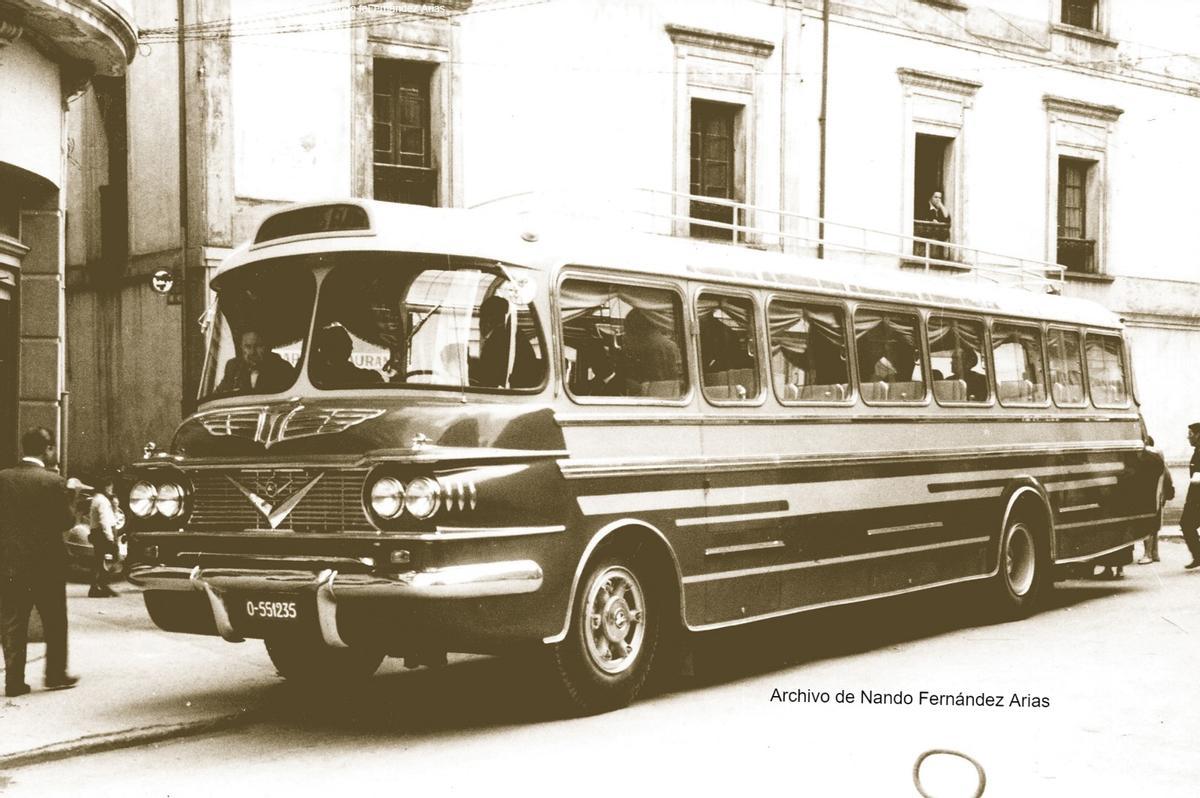 El autobús de Hernández, delante de la zona de La Parra.