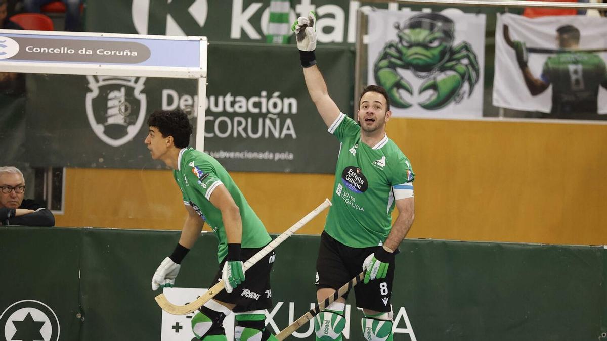 Dava Torres y Arnau Xaus celebran un gol del Liceo en el Palacio de los Deportes esta temporada.