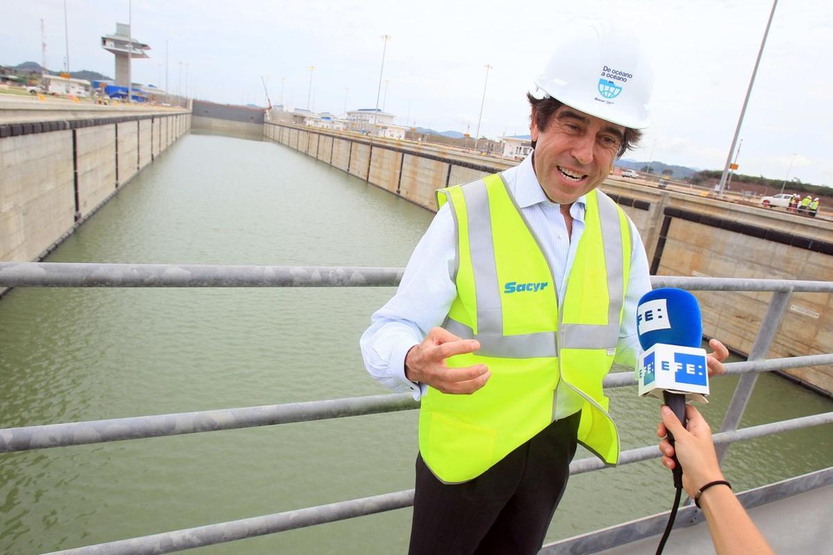 PA2005 CIUDAD DE PANAMA  PANAMA  24 05 2016 - El presidente de la compania Sacyr  Manuel Manrique  habla durante un recorrido por la esclusa de Cocoli  parte del proximo a inaugurar proyecto de ampliacion de la via interoceanica hoy  martes 24 de mayo de 2016 en el Canal de Panama  Sacyr ha dado por concluida la construccion del tercer juego de esclusas del Canal  tras casi siete anos de trabajo con un contrato que la compania se adjudico en julio de 2009 como parte de un consorcio por 3 200 millones de dolares y que constituye la mayor obra de ingenieria del siglo XXI  EFE Alejandro Bolivar