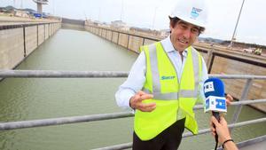 PA2005 CIUDAD DE PANAMA  PANAMA  24 05 2016 - El presidente de la compania Sacyr  Manuel Manrique  habla durante un recorrido por la esclusa de Cocoli  parte del proximo a inaugurar proyecto de ampliacion de la via interoceanica hoy  martes 24 de mayo de 2016 en el Canal de Panama  Sacyr ha dado por concluida la construccion del tercer juego de esclusas del Canal  tras casi siete anos de trabajo con un contrato que la compania se adjudico en julio de 2009 como parte de un consorcio por 3 200 millones de dolares y que constituye la mayor obra de ingenieria del siglo XXI  EFE Alejandro Bolivar