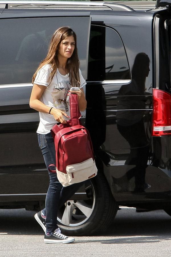 Sara Carbonero en Portugal con mochila roja y blanca