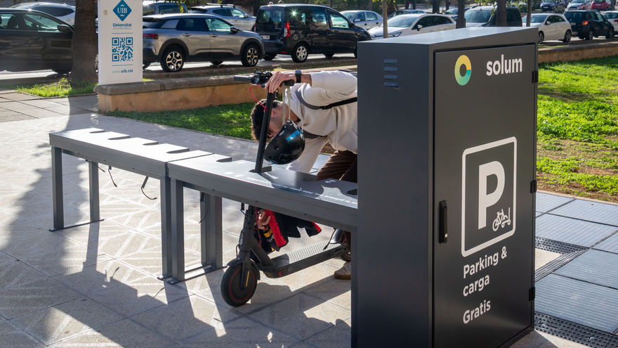 El primer aparcamiento solar para recargar patinetes eléctricos que instaló la UIB está en el Guillem Cifre. | A.COSTA/UIB