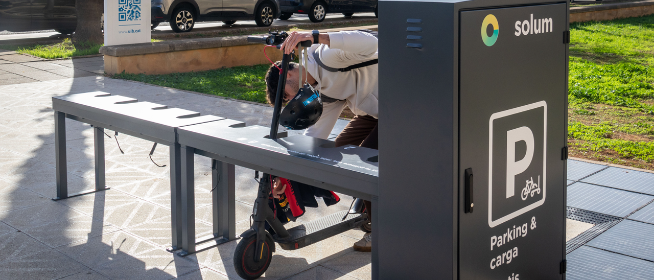 El primer aparcamiento solar para recargar patinetes eléctricos que instaló la UIB está en el Guillem Cifre. | A.COSTA/UIB