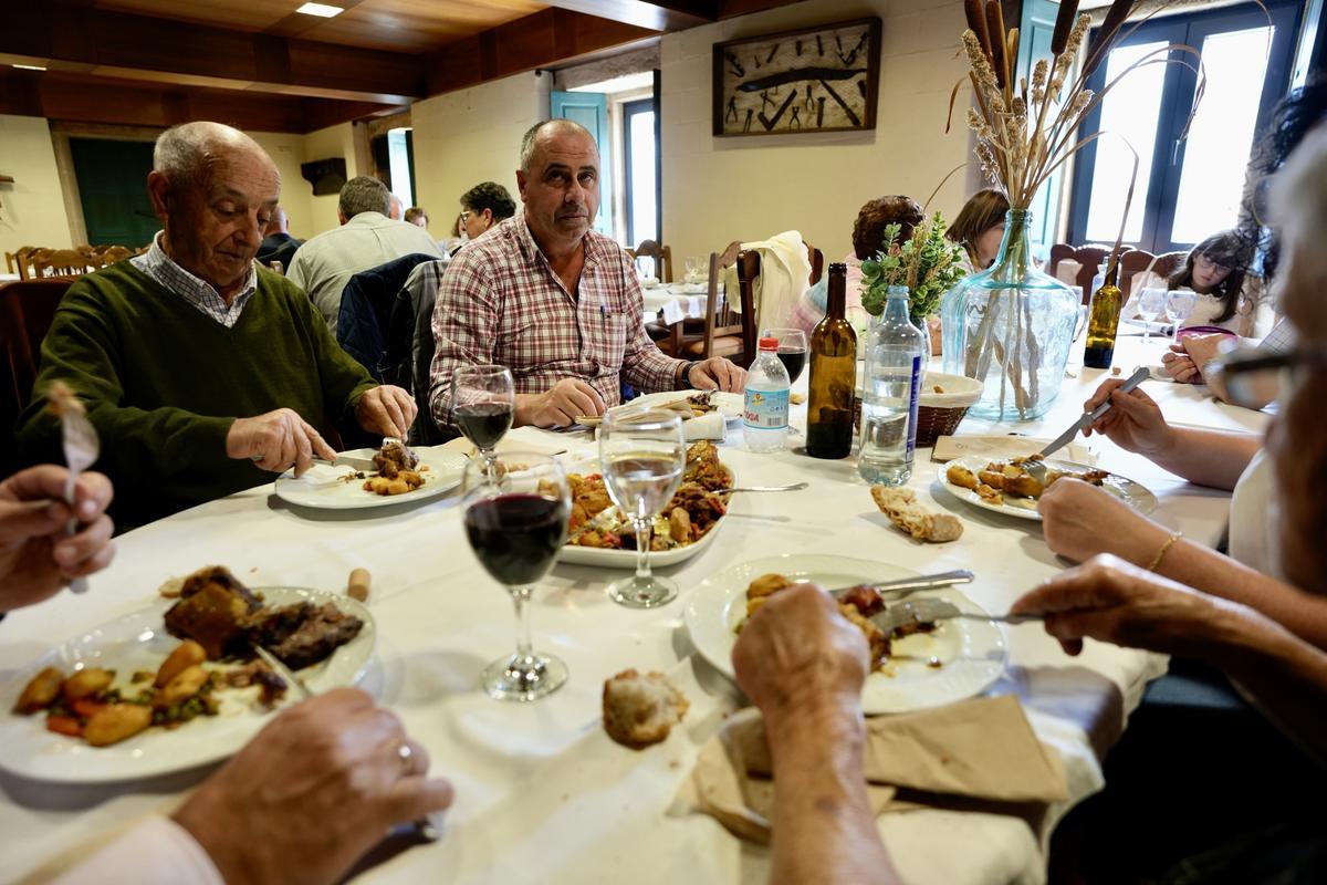 Clientes de un restaurante, en una edición de la Festa do Galo de Curral.