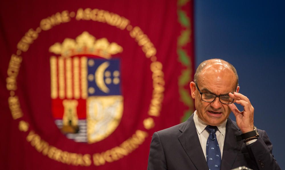 Acto de clausura del curso de la Universidad de Alicante presidido por el rector Manuel Palomar.