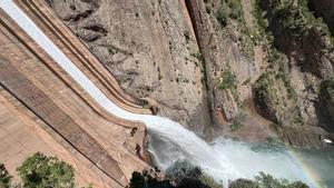 El pantano de Escales, lleno, empieza a desembalsar agua