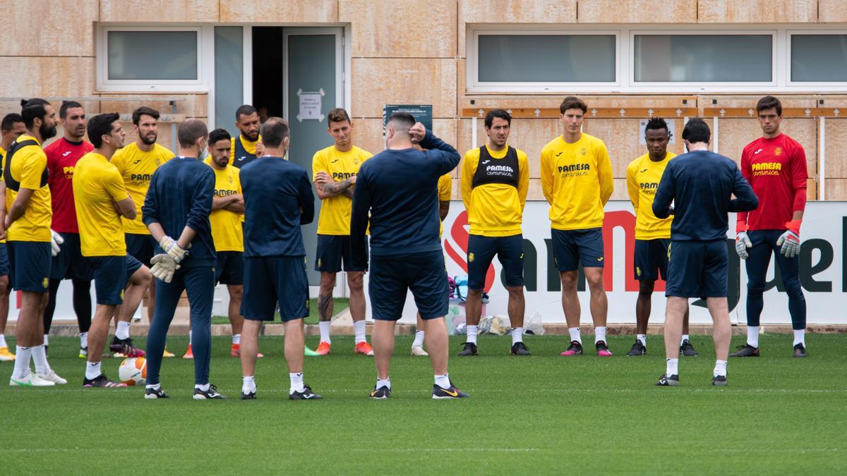 La plantilla del Villarreal CF, ayer en la Ciudad Deportiva de Miralcamp, escuchando la charla previa de Emery.
