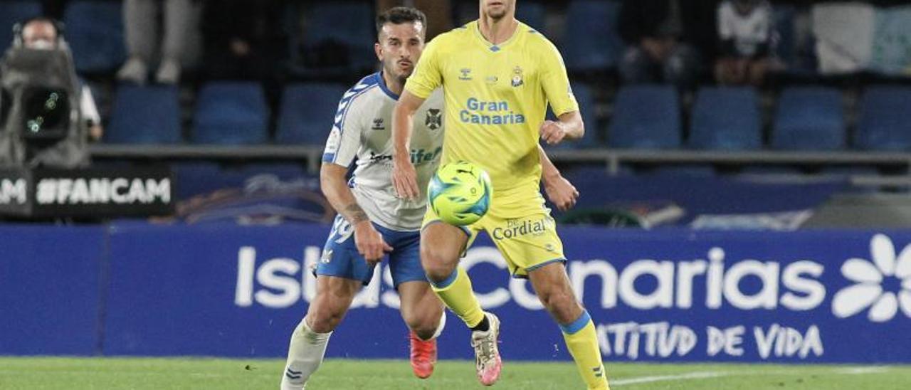 Enzo Loiodice, presionado por Elady Zorrilla, el domingo pasado en el Heliodoro. | | LOF