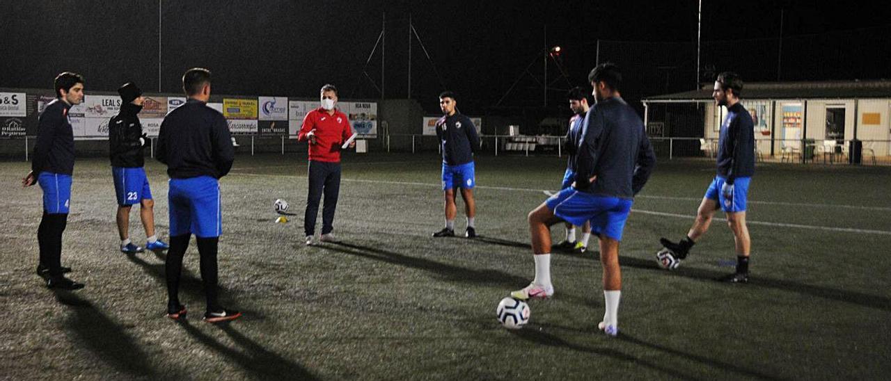 Óscar García da instrucciones a sus futbolistas en un entrenamiento. |  // GONZALO NÚÑEZ