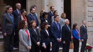 El Gobierno posa en la foto de familia antes de la reunión del Consejo de Ministros en la Llotja de Mar de Barcelona.