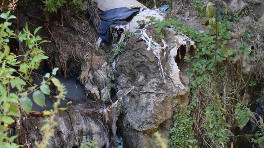 Aigües residuals a  cel obert a la part sud de la Rasa dels Molins