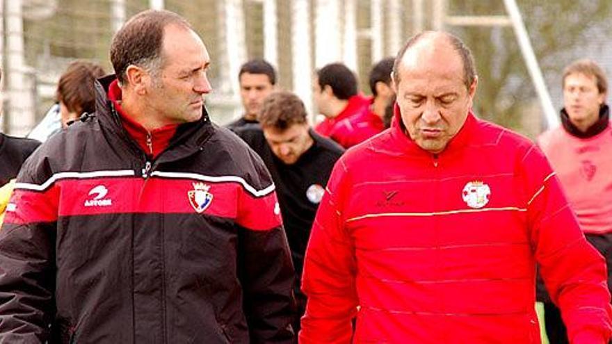 Íñigo Liceranzu, a la derecha de la imagen, abandona el terreno de juego acompañado del técnico local.