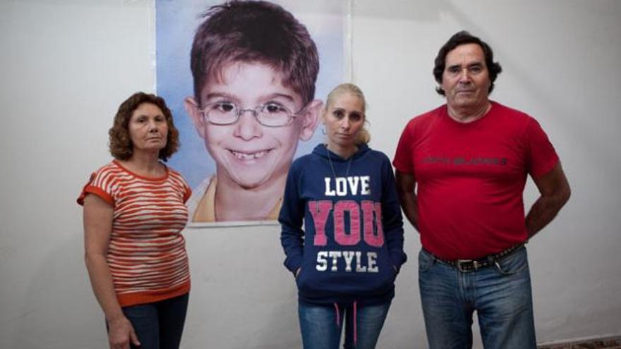 Mima Santana, Ithaisa Suárez y José Suárez delante de un cartel de Yeremi Vargas de 2007, ayer en Los Llanos. | quique curbelo