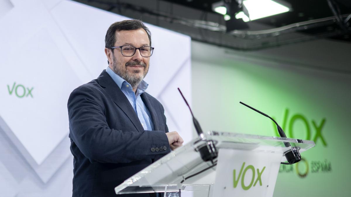 El portavoz de Vox, José Antonio Fúster, durante una rueda de prensa tras la reunión del Comité de Acción Política de Vox, en la sede del partido.