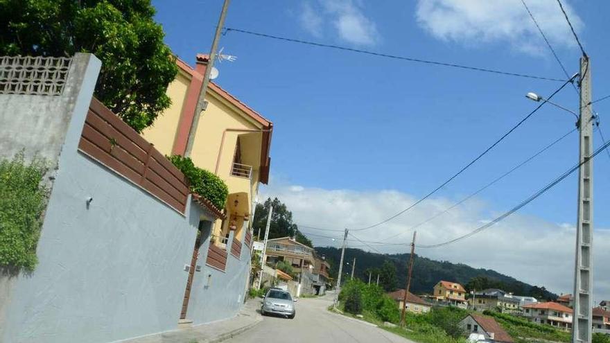 Uno de los reductores se ubicará en el acceso al colegio de Tirán. // G. N.