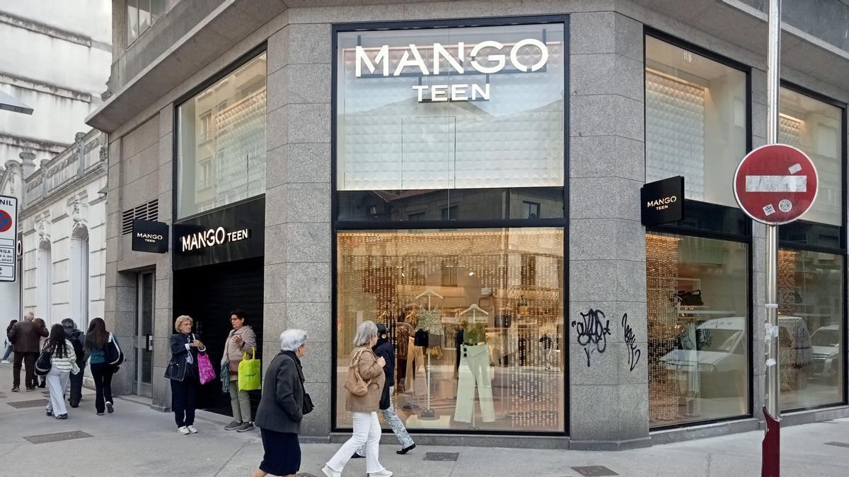La nueva tienda de Mango Teen, en la tarde de este jueves, a punto de abrir