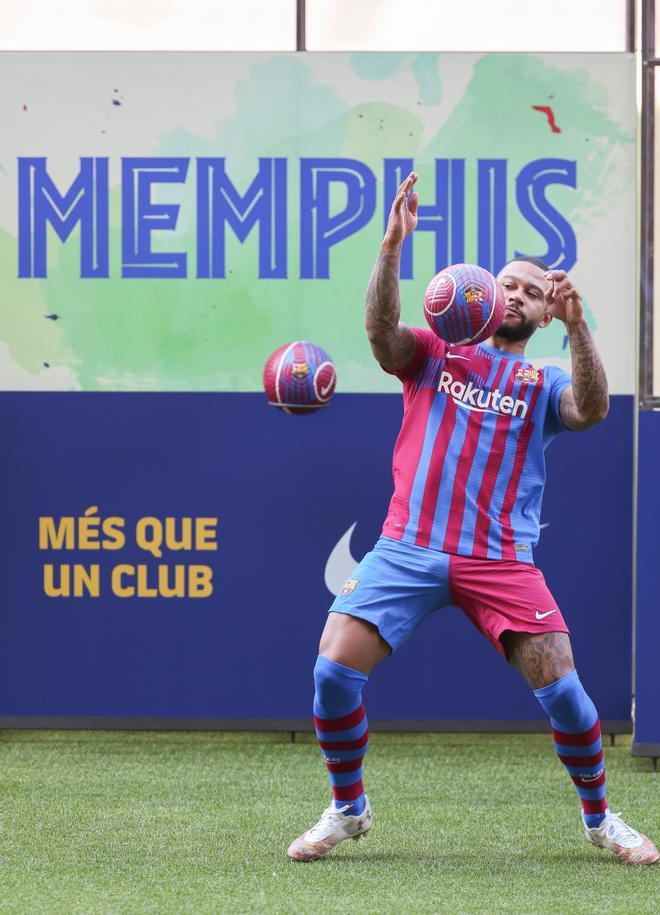 Las primeras imágenes de Memphis Depay con la camiseta del Barça