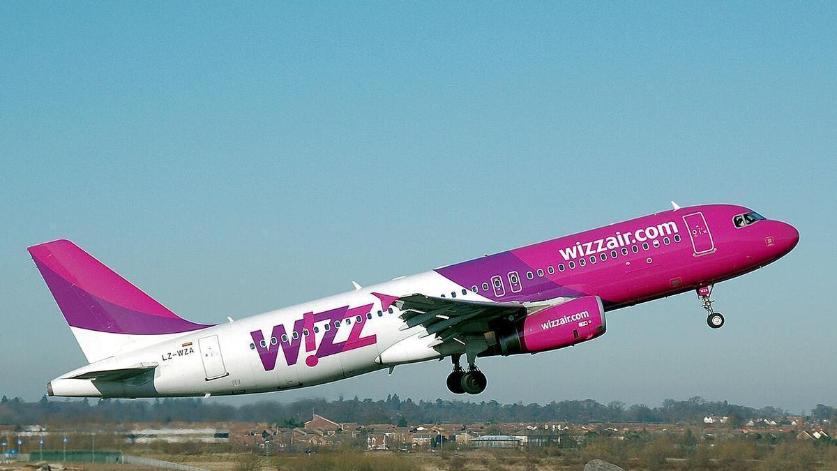 Un avión de Wizz Air saliendo de la pista de aterrizaje en una imagen de archivo